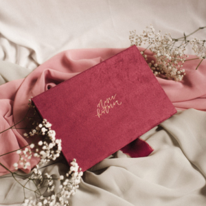 Pudełko na zdjęcia - Malinowy róż ze złotym napisem nasza historia