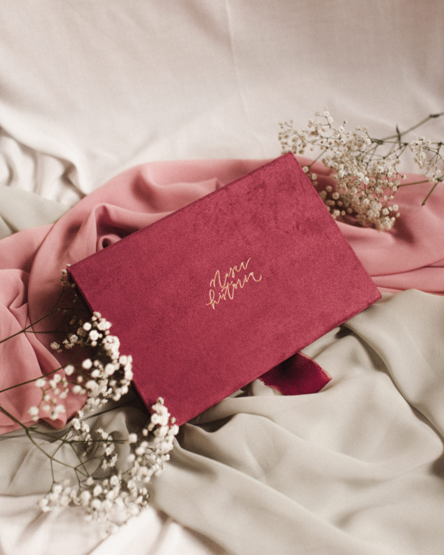 Pudełko na zdjęcia - Malinowy róż ze złotym napisem nasza historia