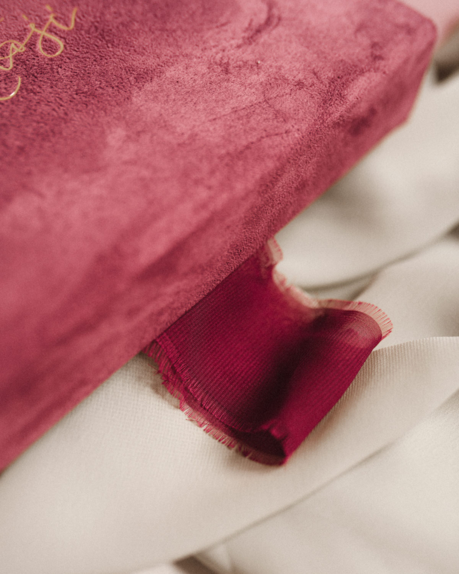 Pudełko na zdjęcia - Malinowy róż ze złotą grafiką