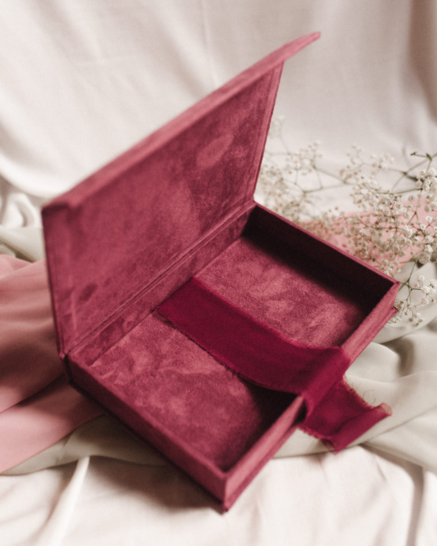 Pudełko na zdjęcia - Malinowy róż ze złotą grafiką