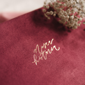 Pudełko na zdjęcia - Malinowy róż ze złotym napisem nasza historia