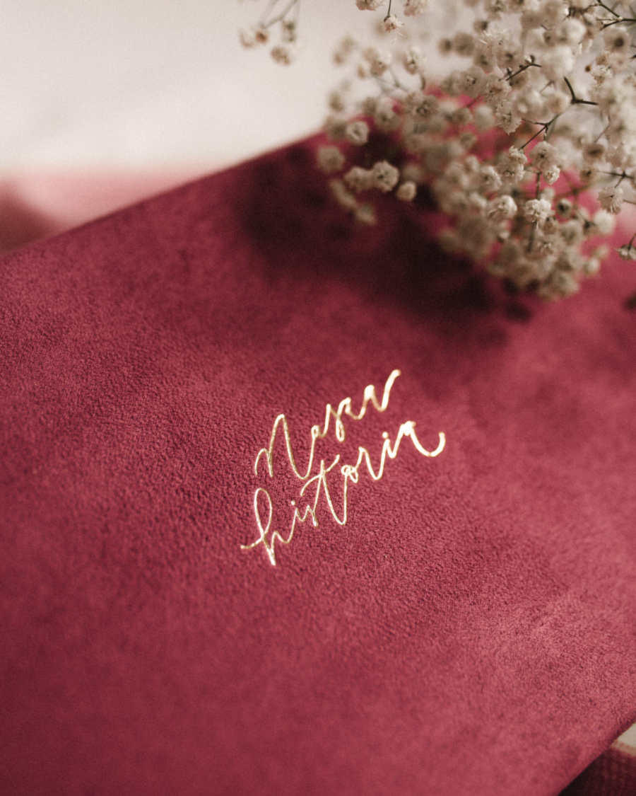 Pudełko na zdjęcia - Malinowy róż ze złotym napisem nasza historia