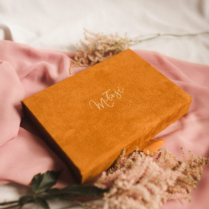 Pudełko na zdjęcia - Musztardowe ze złotym napisem miłość