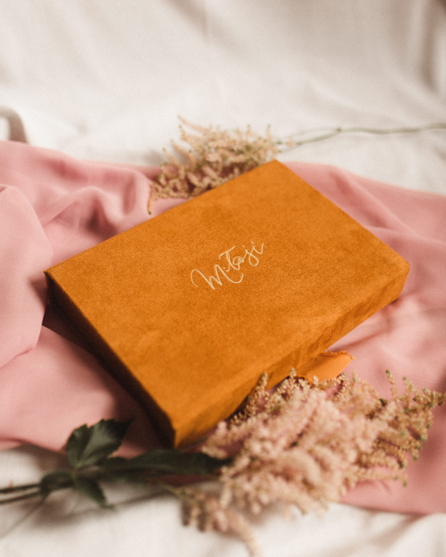 Pudełko na zdjęcia - Musztardowe ze złotym napisem miłość