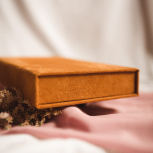 Pudełko na zdjęcia - Musztardowe ze złotą grafiką