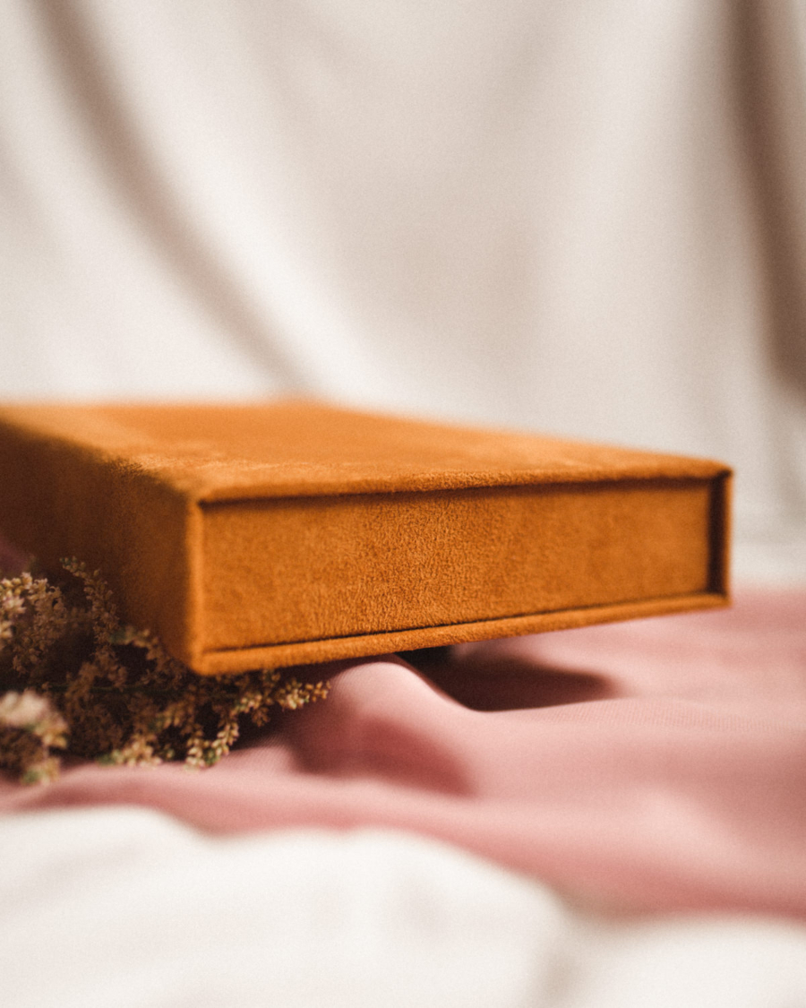 Pudełko na zdjęcia - Musztardowe ze złotą grafiką