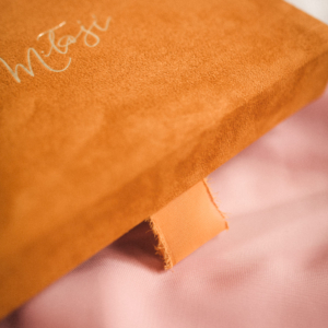 Pudełko na zdjęcia - Musztardowe ze złotym napisem miłość