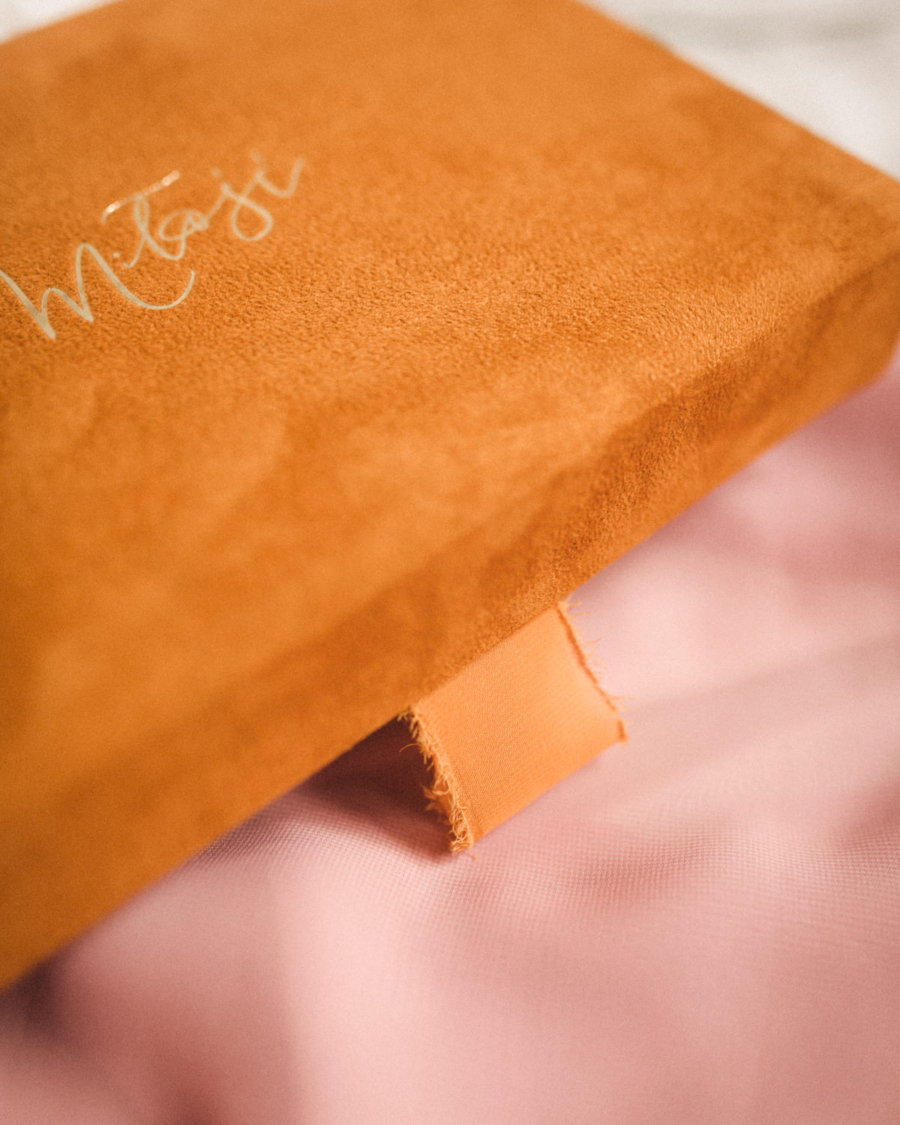 Pudełko na zdjęcia - Musztardowe ze złotym napisem miłość