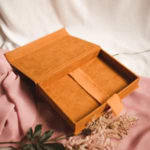 Pudełko na zdjęcia - Musztardowe ze złotą grafiką