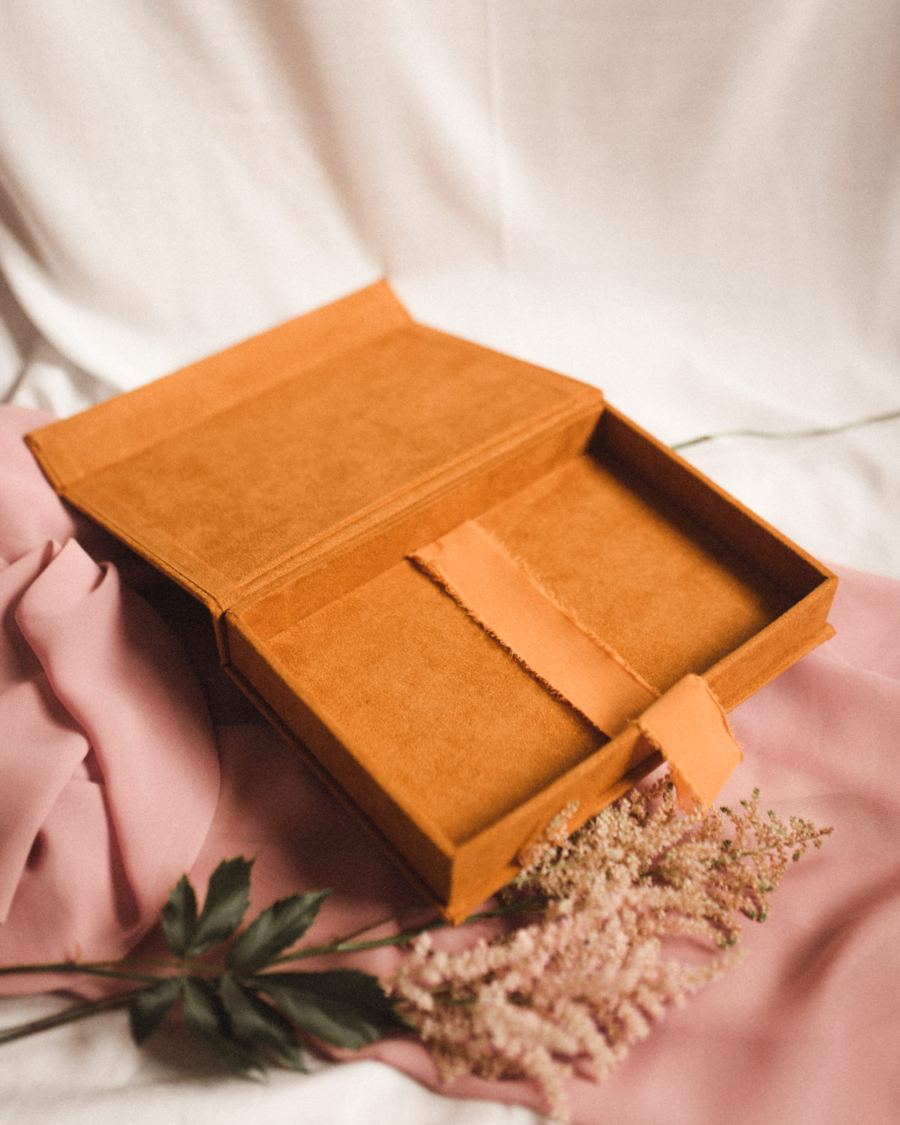 Pudełko na zdjęcia - Musztardowe ze złotą grafiką