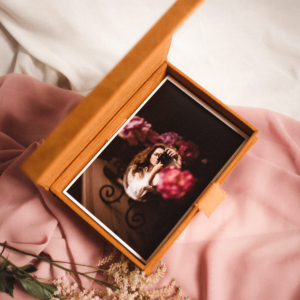 Pudełko na zdjęcia - Musztardowe ze złotą grafiką