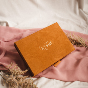 Pudełko na zdjęcia - Musztardowe ze złotym napisem miłość