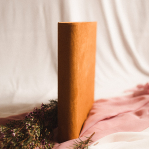 Tradycyjny album na zdjęcia - Musztardowy ze złotym napisem miłość