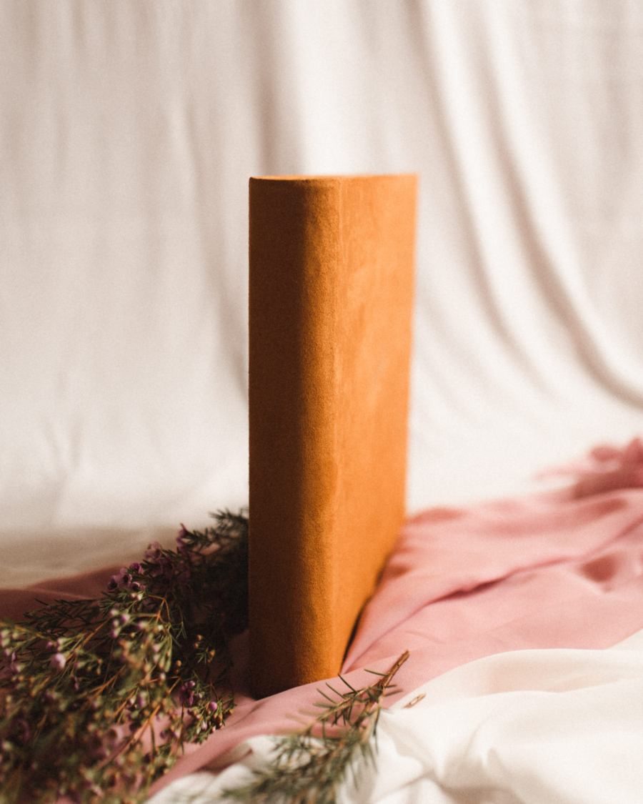 Tradycyjny album na zdjęcia - Musztardowy ze złotym napisem miłość