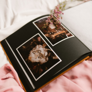 Tradycyjny album na zdjęcia - Musztardowy ze złotym napisem