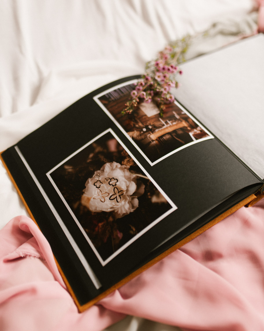 Tradycyjny album na zdjęcia - Musztardowy ze złotym napisem