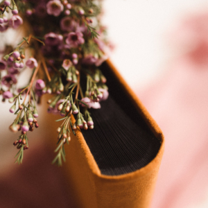 Tradycyjny album na zdjęcia - Musztardowy ze złotym napisem miłość