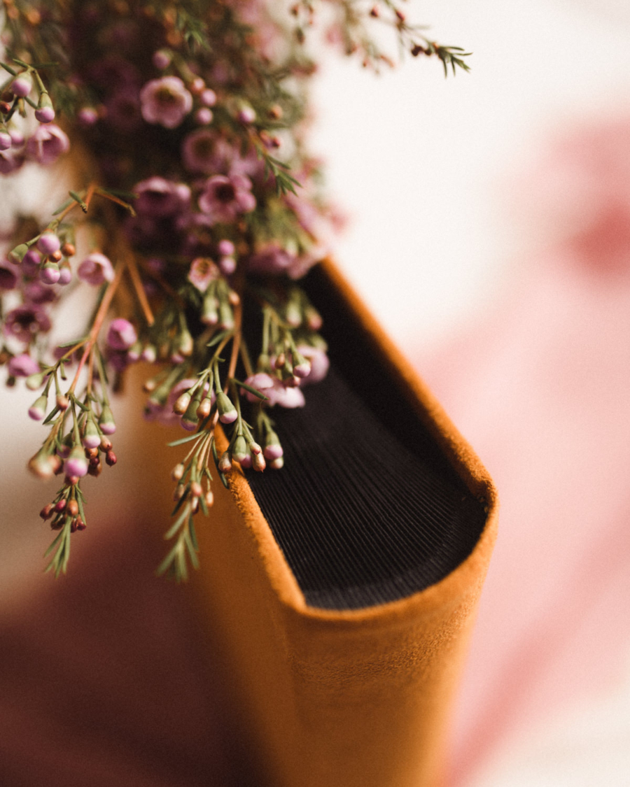 Tradycyjny album na zdjęcia - Musztardowy ze złotym napisem miłość