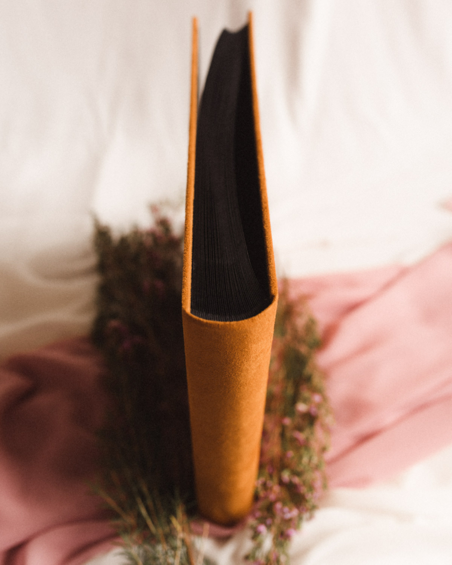 Tradycyjny album na zdjęcia - Musztardowy ze złotym napisem