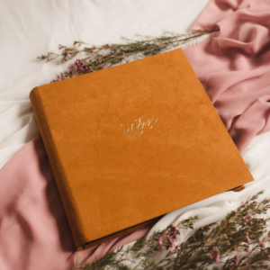 Tradycyjny album na zdjęcia - Musztardowy ze złotym napisem miłość