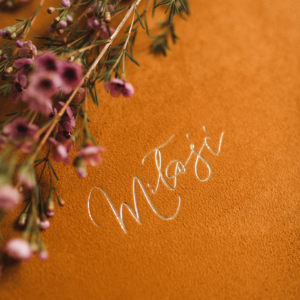 Tradycyjny album na zdjęcia - Musztardowy ze złotym napisem miłość