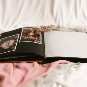 Tradycyjny album na zdjęcia - Musztardowy ze złotym napisem miłość