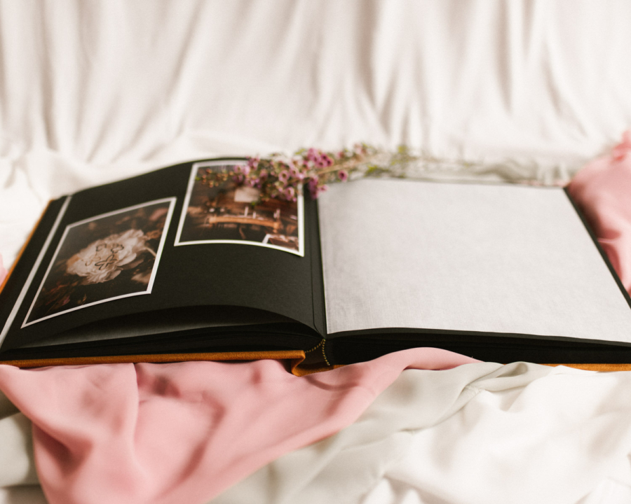 Tradycyjny album na zdjęcia - Musztardowy ze złotym napisem miłość