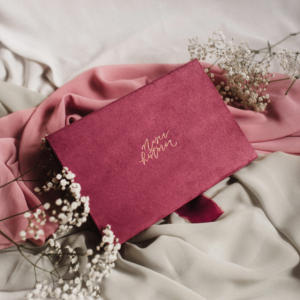 Pudełko na zdjęcia - Malinowy róż ze złotym napisem nasza historia