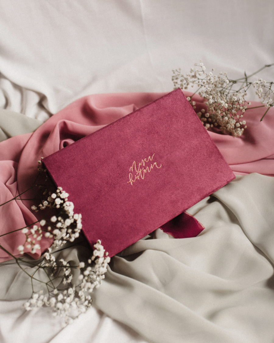 Pudełko na zdjęcia - Malinowy róż ze złotym napisem nasza historia