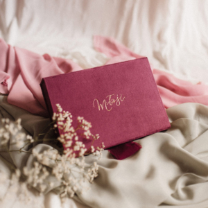 Pudełko na zdjęcia - Malinowy róż ze złotym napisem miłość