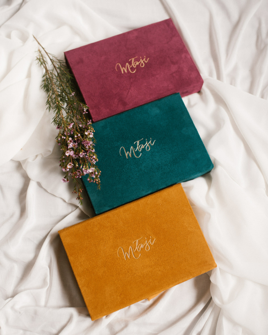 Pudełko na zdjęcia - Musztardowe ze złotym napisem miłość