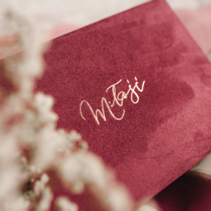 Pudełko na zdjęcia - Malinowy róż ze złotym napisem miłość