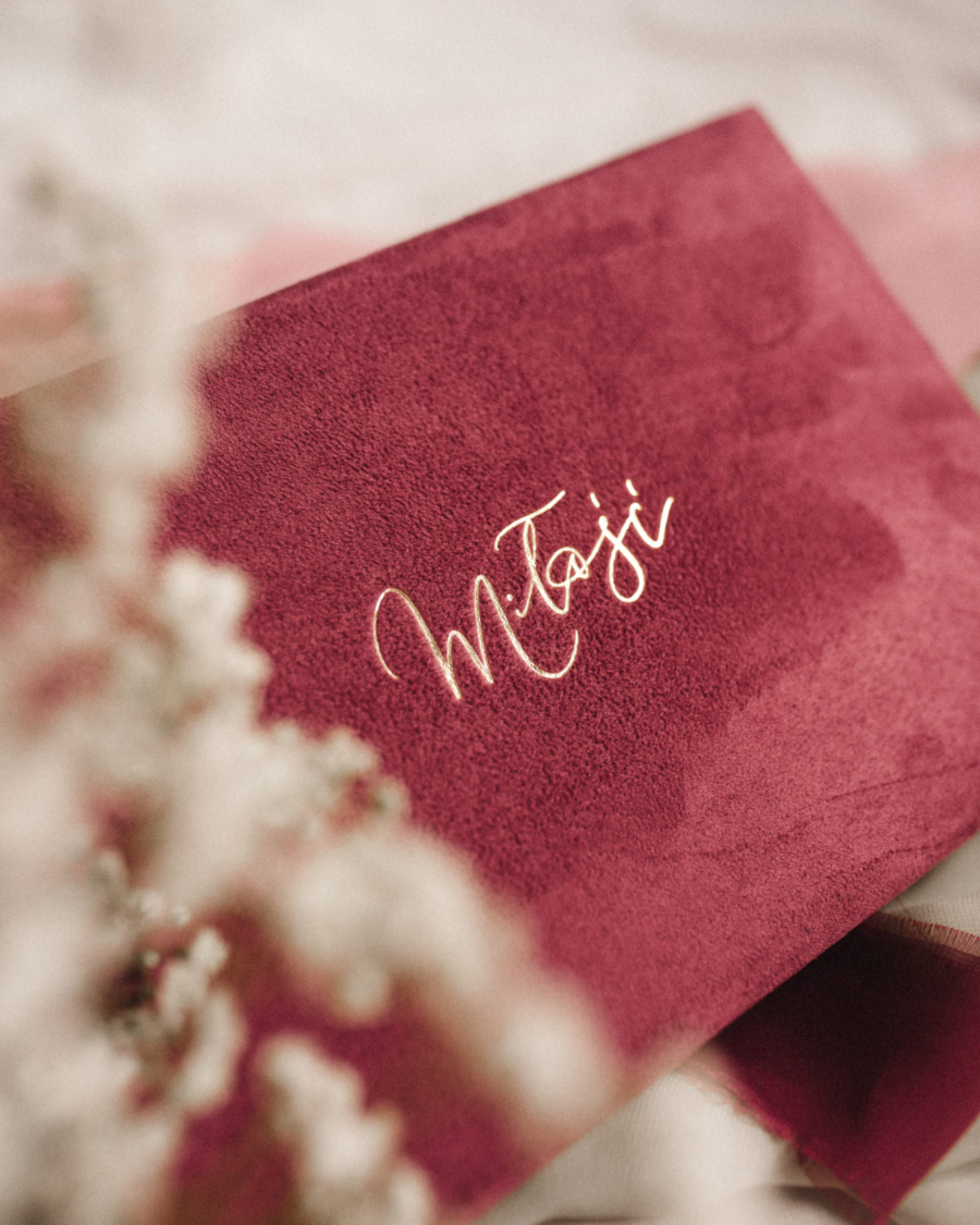 Pudełko na zdjęcia - Malinowy róż ze złotym napisem miłość