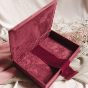 Pudełko na zdjęcia - Malinowy róż ze złotym napisem miłość