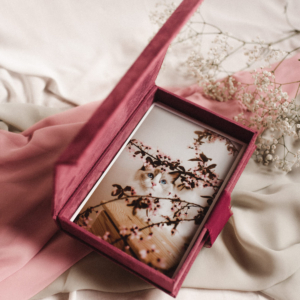 Pudełko na zdjęcia - Malinowy róż ze złotym napisem miłość