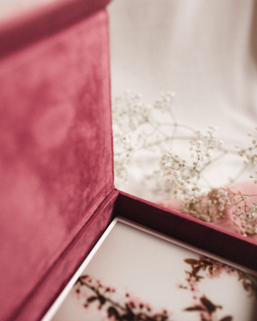 Pudełko na zdjęcia - Malinowy róż ze złotym napisem miłość