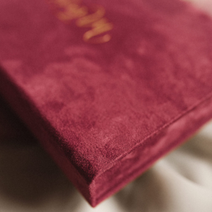 Pudełko na zdjęcia - Malinowy róż ze złotym napisem miłość