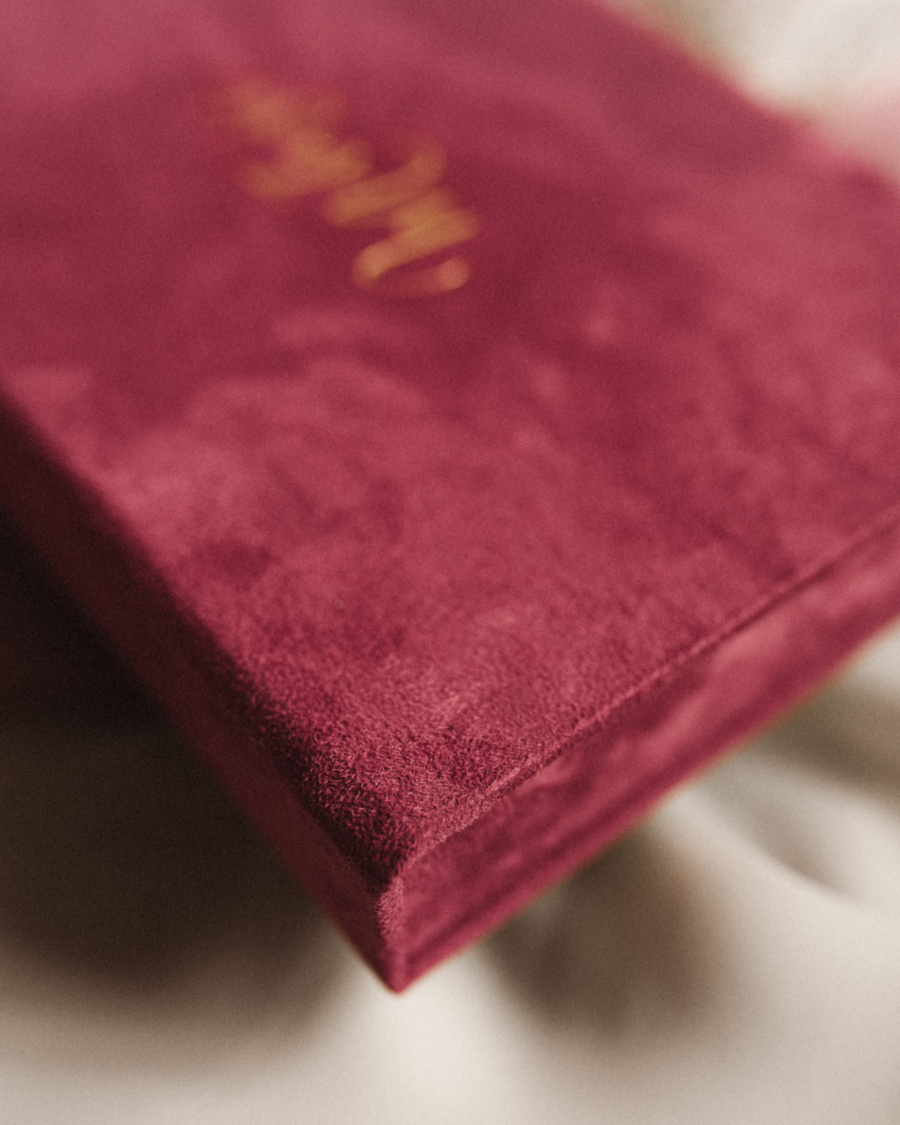 Pudełko na zdjęcia - Malinowy róż ze złotym napisem miłość