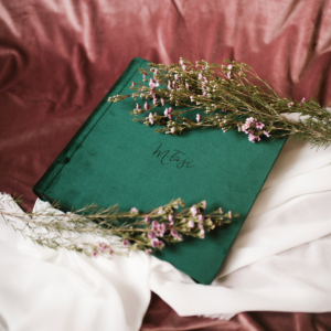 Tradycyjny album na zdjęcia - Butelkowa zieleń z grawerem miłość