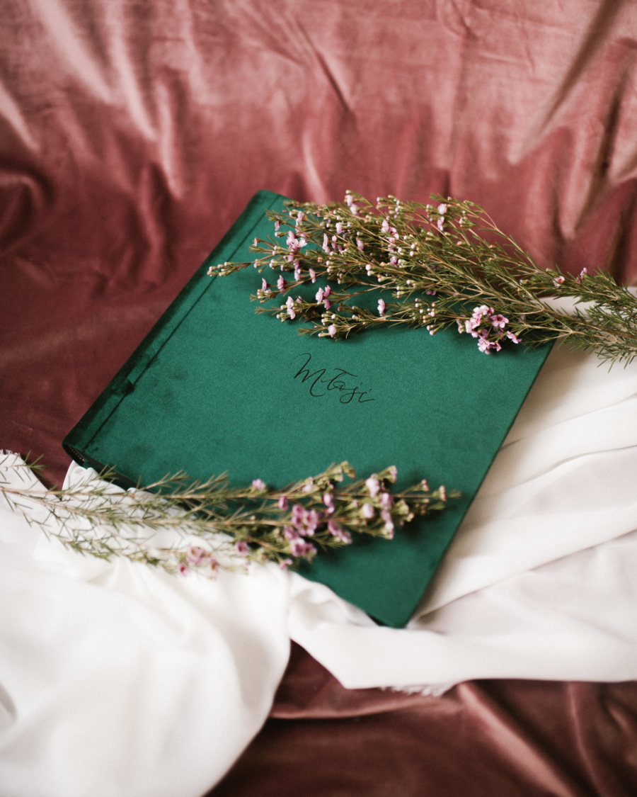 Tradycyjny album na zdjęcia - Butelkowa zieleń z grawerem miłość