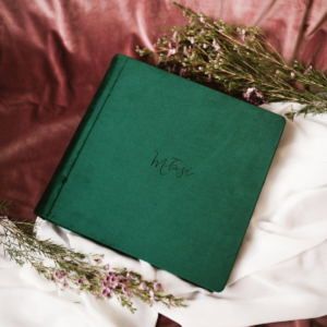 Tradycyjny album na zdjęcia - Butelkowa zieleń z grawerem miłość