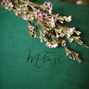 Tradycyjny album na zdjęcia - Butelkowa zieleń z grawerem miłość