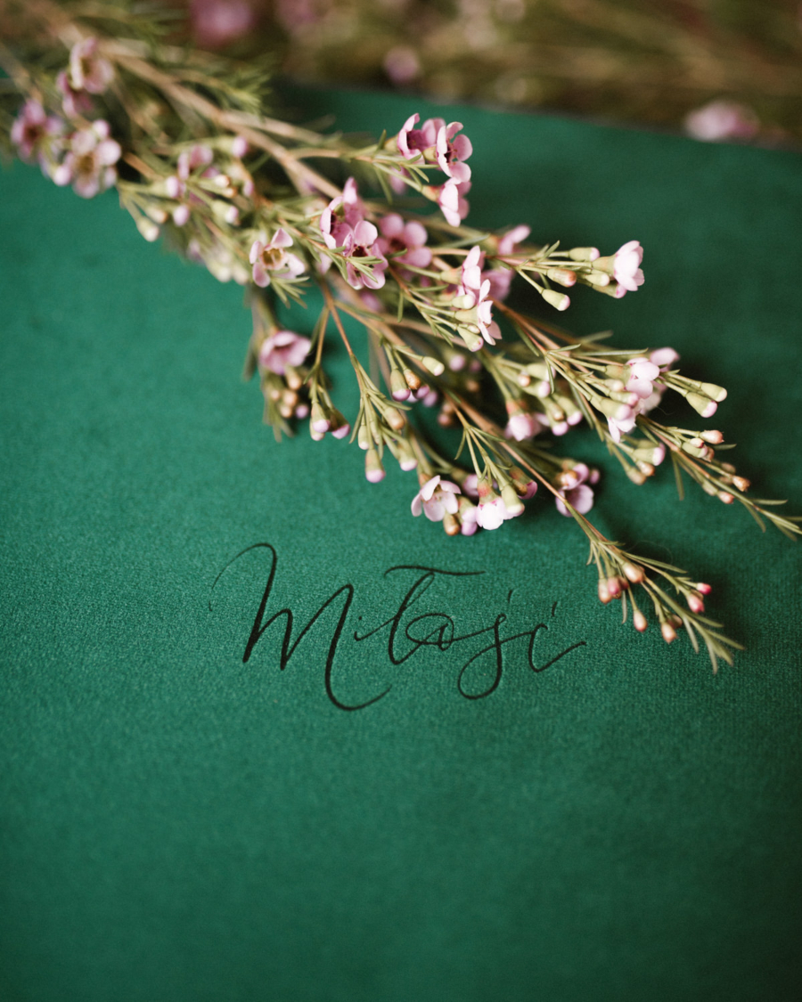 Tradycyjny album na zdjęcia - Butelkowa zieleń z grawerem miłość