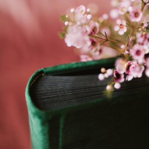 Tradycyjny album na zdjęcia - Butelkowa zieleń z grawerem miłość