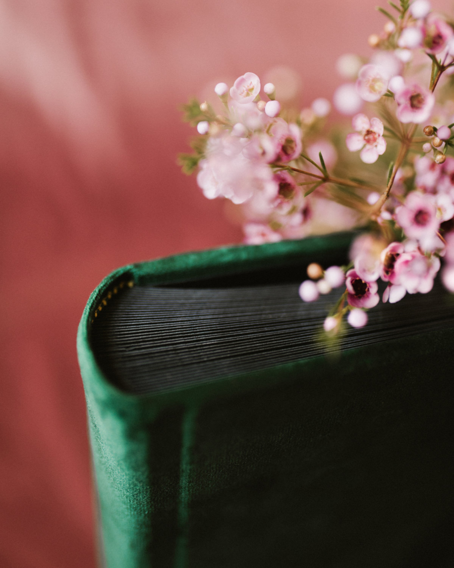 Tradycyjny album na zdjęcia - Butelkowa zieleń z grawerem miłość