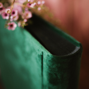 Tradycyjny album na zdjęcia - Butelkowa zieleń z grawerem miłość