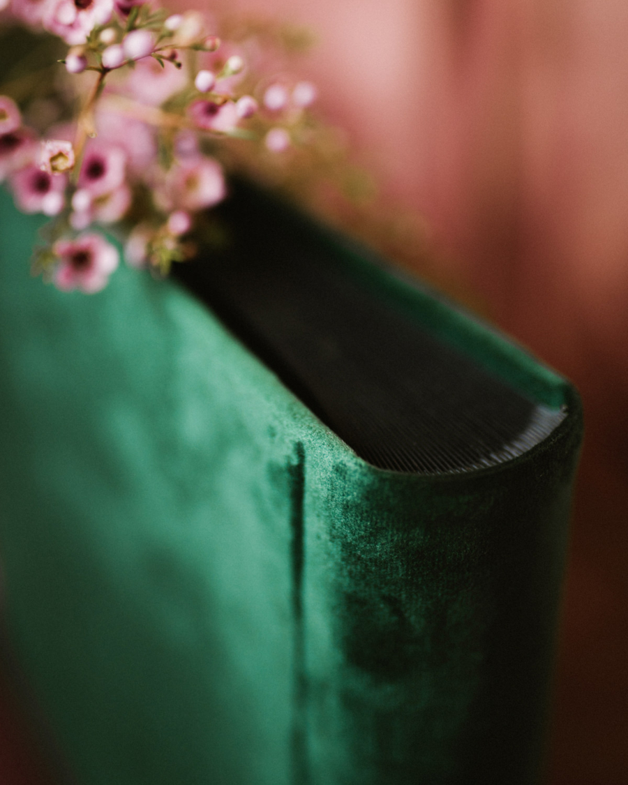 Tradycyjny album na zdjęcia - Butelkowa zieleń z grawerem miłość