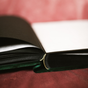 Tradycyjny album na zdjęcia - Butelkowa zieleń z grawerem miłość