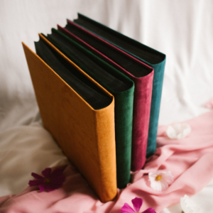 Tradycyjny album na zdjęcia - Musztardowy ze złotym napisem