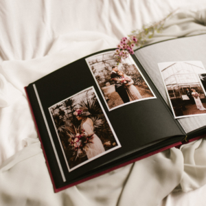 Tradycyjny album na zdjęcia - Malinowy róż ze złotą grafiką